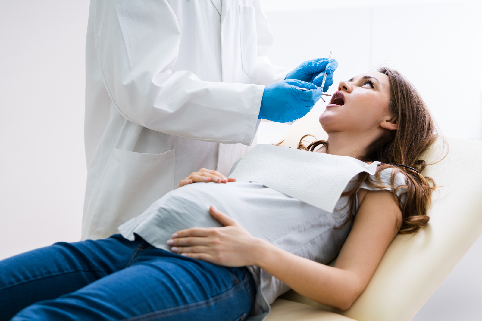 Беременность и здоровье полости рта: как изменения в организме отражаются на зубах и деснах